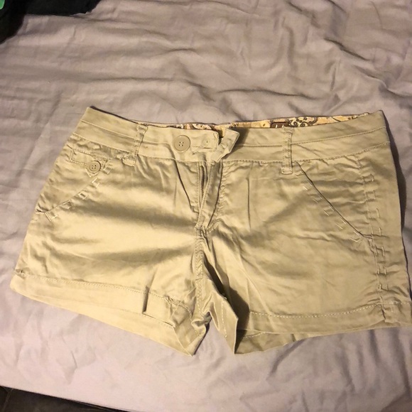 Khaki shorts - Picture 1 of 4